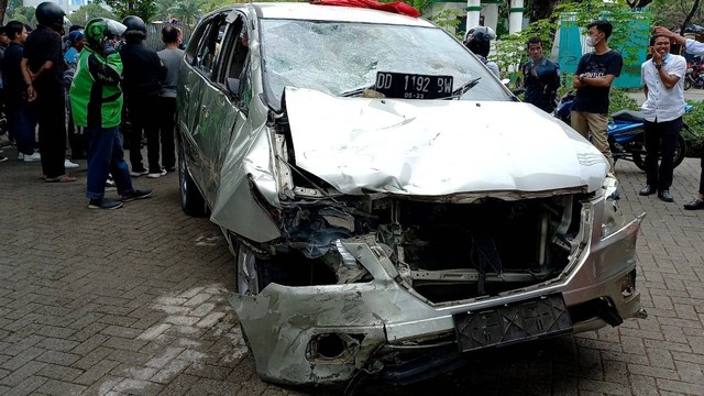 Tabrak lari sebuah mobil diduga dikendarai oleh ODGJ di Makassar, Kamis (18/8/2022). Foto: Dok. Istimewa