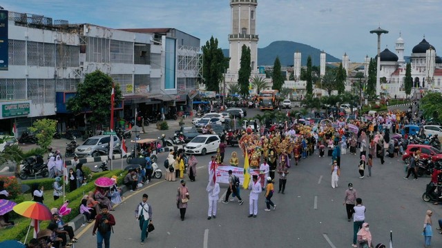 Karnaval kemerdekaan di Banda Aceh. Foto: Abdul Hadi/acehkini