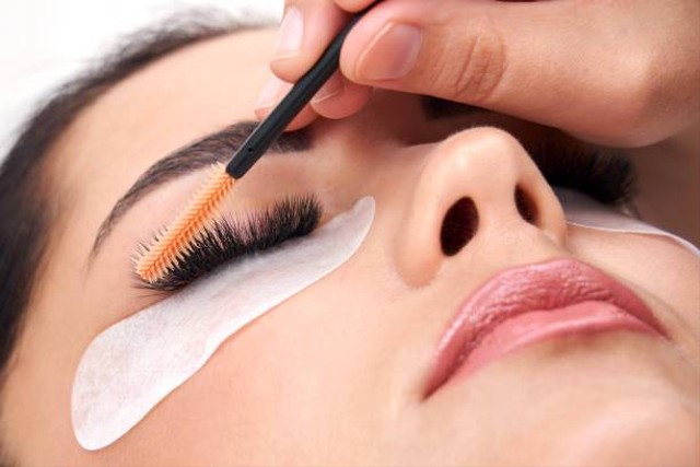 Ilustrasi pemasangan eyelash extention. Sumber: iStockphoto