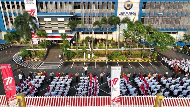 PT Jasa Marga (Persero) Tbk dan kelompok usahanya menggelar Upacara Peringatan HUT Ke-77 Kemerdekaan Republik Indonesia di Kantor Pusat Jasa Marga pada Rabu (17/8/2022). Foto: Jasa Marga