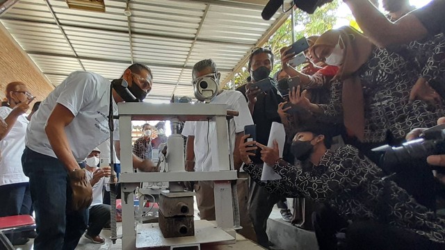 Mesin pengepres batako sampah plastik. Foto: Widi Erha Pradana
