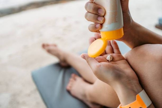 Sunblock untuk ke Pantai. Foto: iStockphoto