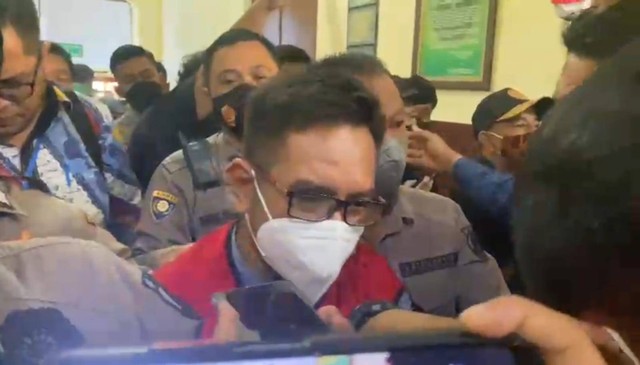 Terdakwa Mas Bechi kembali hadir secara offline pada sidang lanjutan agenda pemeriksaan korban di Pengadilan Negeri (PN) Surabaya, Kamis (18/8/2022). Foto: Dok. Istimewa