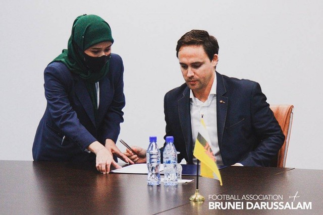 Eks pelatih Bhayangkara FC, Paul Munster (kanan), jadi Direktur Teknik Sepak Bola Brunei Darussalam. Foto: Instagram/@bruneifootball