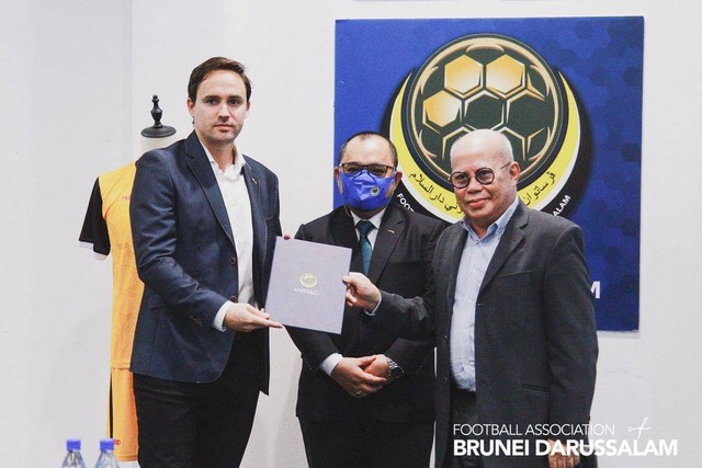 Eks pelatih Bhayangkara FC, Paul Munster (kiri), jadi Direktur Teknik Sepak Bola Brunei Darussalam. Foto: Instagram/@bruneifootball