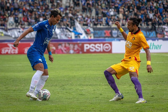 Pemain PSIS Semarang Hari Nur berusaha melewati Persik Kediri Rohit Chand dalam laga lanjutan BRI Liga 1 di Stadion Jatidiri, Semarang, Jawa Tengah, Kamis (18/8/2022). Foto: Aji Styawan/ANTARA FOTO