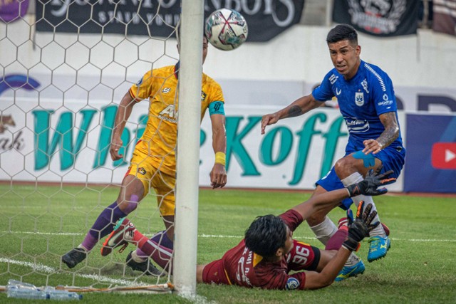 Pemain PSIS Semarang Jonathan Cantillana melepaskan tembakan ke arah gawang yang dijaga kiper Persik Kediri Kartika Ajie dalam laga lanjutan BRI Liga 1 di Stadion Jatidiri, Semarang, Jawa Tengah, Kamis (18/8/2022). Foto: Aji Styawan/ANTARA FOTO