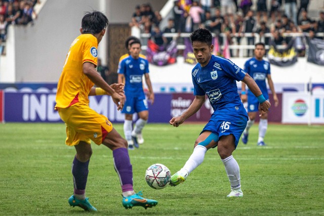 Pemain PSIS Semarang Fredyan Wahyu berusaha melewati Persik Kediri Yusuf dalam laga lanjutan BRI Liga 1 di Stadion Jatidiri, Semarang, Jawa Tengah, Kamis (18/8/2022). Foto: Aji Styawan/ANTARA FOTO