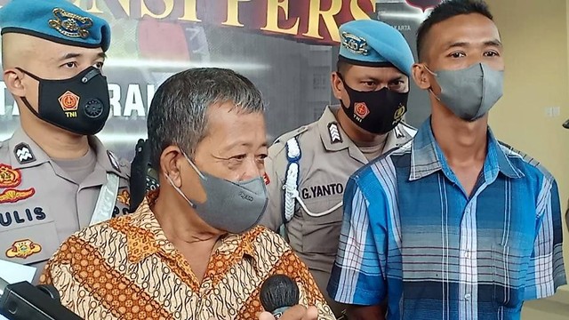 Tersangka penjual lahan eks makam Bong Mojo, G (60), di Mapolresta Solo, Kamis (18/08/2022). FOTO: Agung Santoso