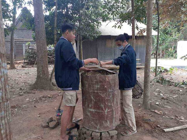 Foto: Memasukkan jerami padi ke dalam alat pembakaran biochar (Dokumen pribadi)