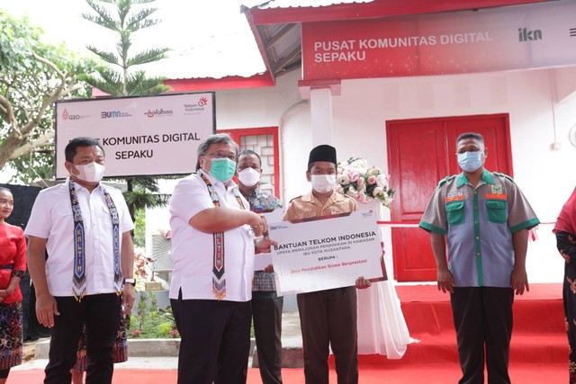 Komisaris Utama Telkom, Bambang Brodjonegoro (Ketiga dari kiri) di acara peresmian desa digital Smart Village Nusantara di Desa Bukit Raya, Kecamatan Sepaku, Kaltim. Foto: Dok. Telkom