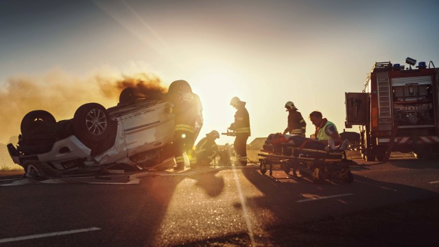 Ilustrasi evakuasi kecelakaan mobil. Foto: Gorodenkoff/Shutterstock