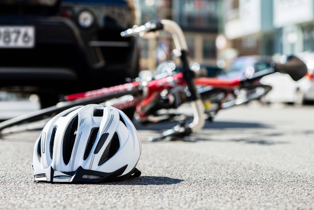Ilustrasi kecelakaan sepeda. Foto: Kzenon/Shutterstock