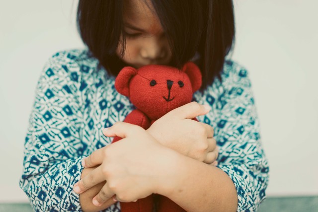 Ilustrasi kekerasan pada anak. Foto: MIA Studio/Shutterstock