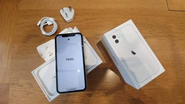 Unboxing iPhone 11. Foto: Bianda Ludwianto/kumparan