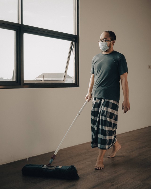 Ilustrasi membantu istri melakukan pekerjaan rumah tangga. Foto: Unsplash