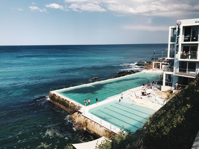Rekomendasi Hotel di Pelabuhan Ratu, Foto ini hanya ilustrasi dan bukan tempat sebenarnya. Sumber: Unsplash/caroline voelker
