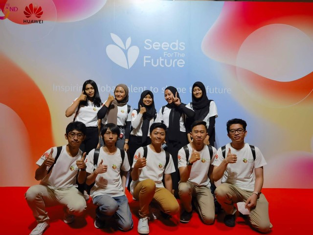 10 mahasiswa mewakili Indonesia di event Seeds for the Future 2022 dari Huawei yang berlangsung di Bangkok dan Hua Hin, Thailand, pada Agustus 2022. Foto: Huawei