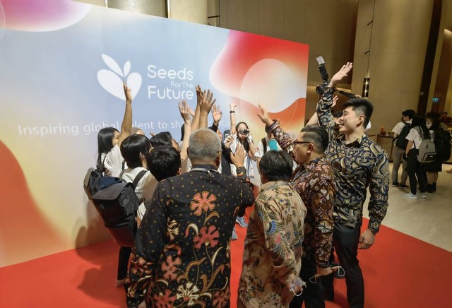 10 mahasiswa yang mewakili Indonesia bersama perwakilan Huawei Indonesia dan sejumlah pemimpin redaksi media massa dari Indonesia. Foto: Dok. Huawei