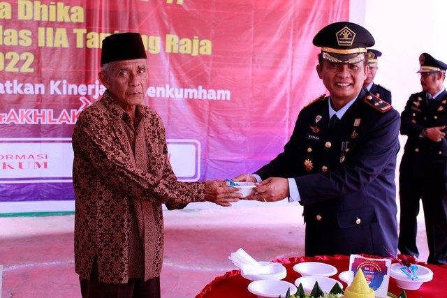 Pemberian nasi tumpeng oleh Kalapas kepada pensiunan lapas tanjung raja. Foto : Humas LAtanja