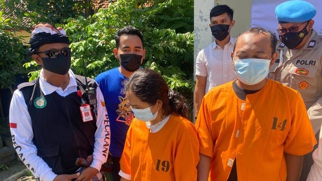 Polisi menangkap sepasang suami isteri, Hadi (36) dan Laili Jamila (48) pedagang bakso di Bali, yang diduga menjual narkotika jenis pil koplo kepada para buruh bangunan. Foto: Dok. Istimewa