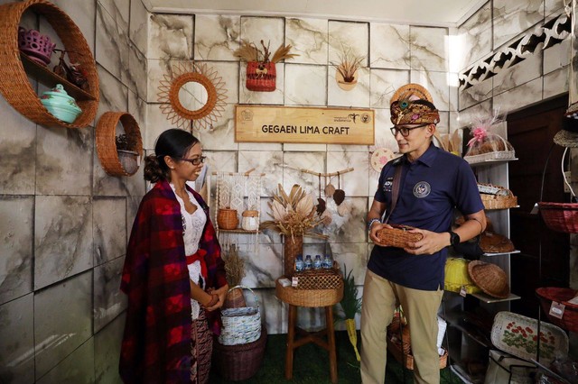 Menparekraf Sandiaga Uno bertemu dengan Luh Rusmiati (43), seorang pengrajin dari limbah kertas di Buleleng, Bali. Foto: Dok. Istimewa