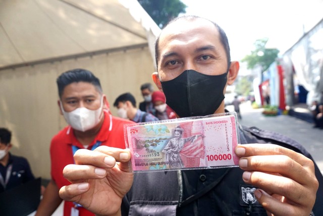 Warga usai menukarkan sejumlah uang rupiah emisi 2022 di Halaman GOR Indoor Basket Senayan, Jakarta pada Jumat, (19/8/2022). Foto: Iqbal Firdaus/kumparan