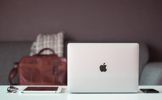 Ilustrasi cara copy paste gambar di MacBook. Foto: Unsplash