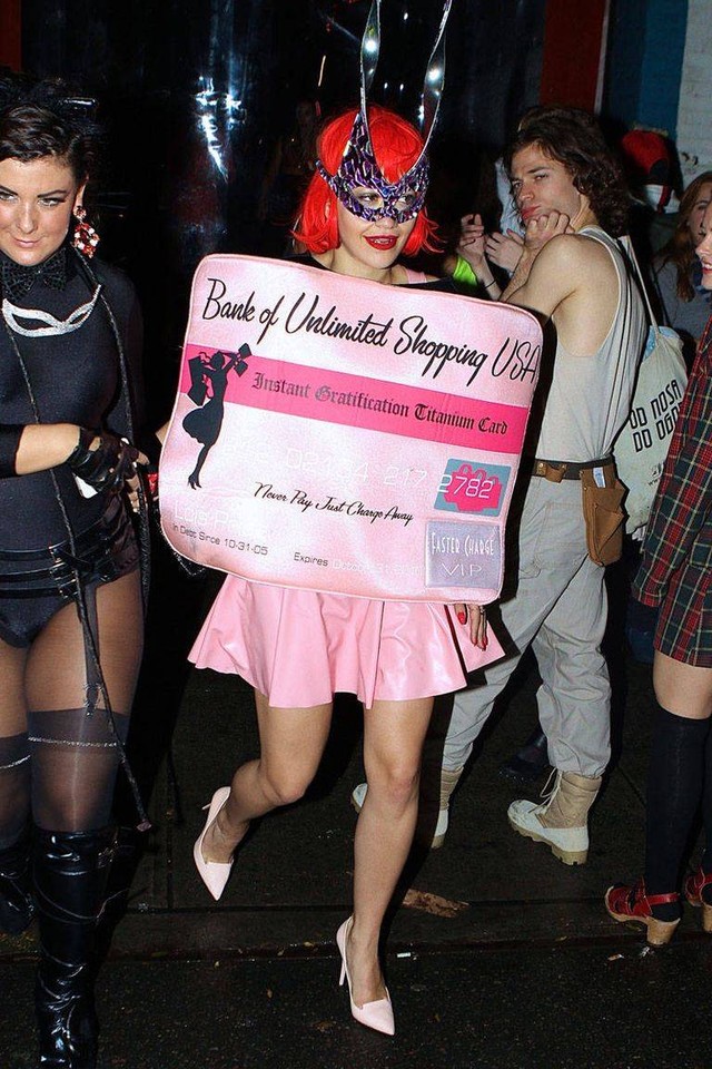 Rita Ora kenakan kostum bertema kartu kredit pada Halloween 2013 Foto: Getty Images.