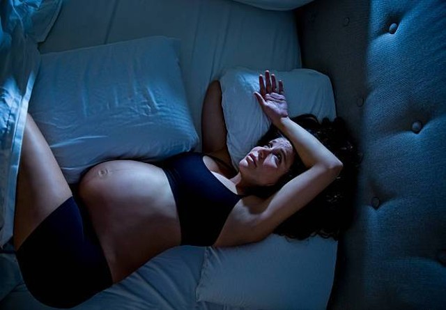 Ilustrasi posisi tidur untuk mengurangi mual saat hamil muda (Sumber: Pexels)