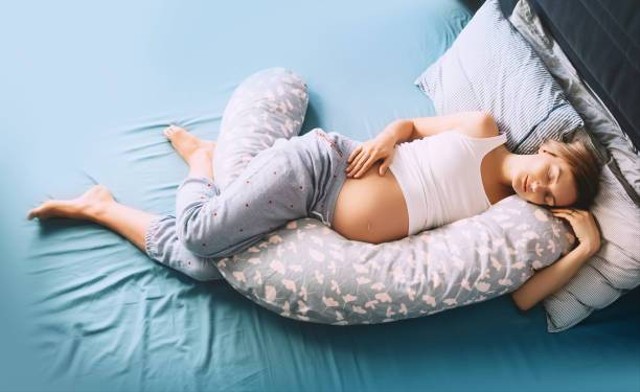 Ilustrasi posisi tidur untuk mengurangi mual saat hamil muda (Sumber: Pexels)