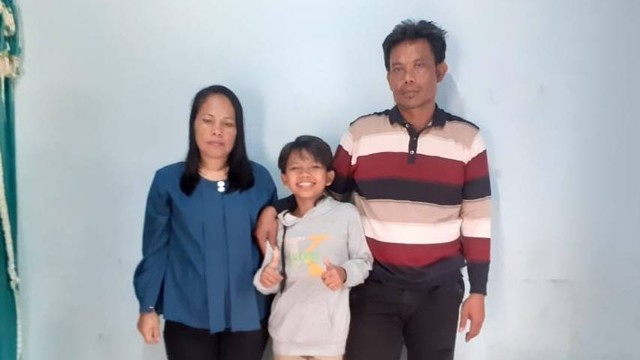 Farel Prayoga dan orang tuanya di rumah mereka di Banyuwangi. Foto: Dok. Istimewa