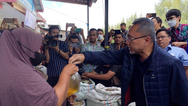 Menteri Perdagangan Zulkifli Hasan melakukan blusukan ke Pasar Almahirah Lamdingin, Banda Aceh, Jumat (19/8/2022). Foto: Zuhri Noviandi/kumparan