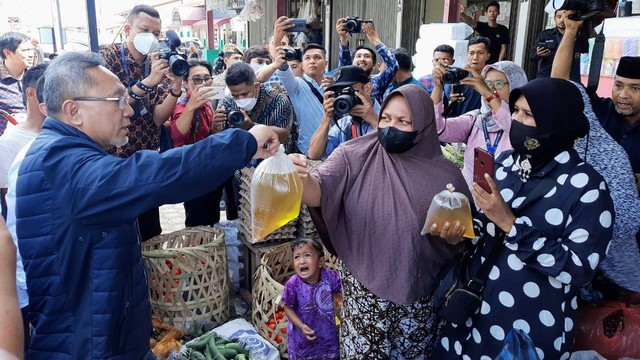 Menteri Perdagangan (Mendag) Zulkifli Hasan saat memantau harga bahan pokok di Pasar Al Mahirah, Lamdingin, Banda Aceh, Jumat (19/8/2022) siang. Foto: Habil Razali/acehkini