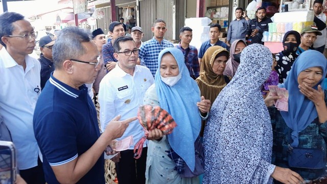Mendag Zulkifli Hasan saat meninjau harga bahan pokok di Pasar Al Mahirah, Lamdingin, Banda Aceh, Jumat (19/8/2022) siang. Foto: Habil Razali/acehkini