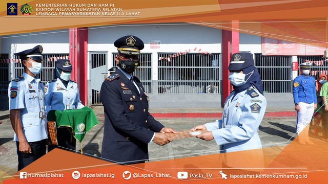 Kepala Lapas Lahat saat berikan penghargaan kepada Astri Ainunnisyah petugas berprestasi. sumber : Dok Lapas Lahat