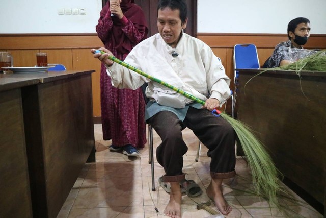 Dompet Dhuafa Jogja, memberikan modal usaha bahan produksi sapu ijuk kepada Tunanetra yang tergabung dalam Persaudaraan Tunanetra Sejahtera (PTS) Yogyakarta. (Kamis, 11/08/2022). Dok DD Jogja