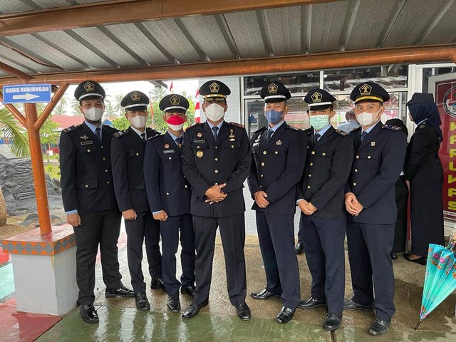 Foto Bersama Kalapas Kotaagung dan Perwakilan Petugas Lapas Kotaagung di LPKA (Humas Lastagung)
