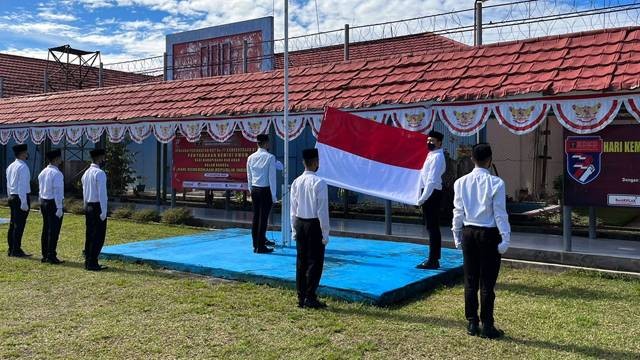 Suasana upacara Peringatan Hari Dharma Karya Dhika (HDKD) Kemenkumham Ke-77, di lapangan Lapas Amurang, Minahasa Selatan, Jumat (19/8).
