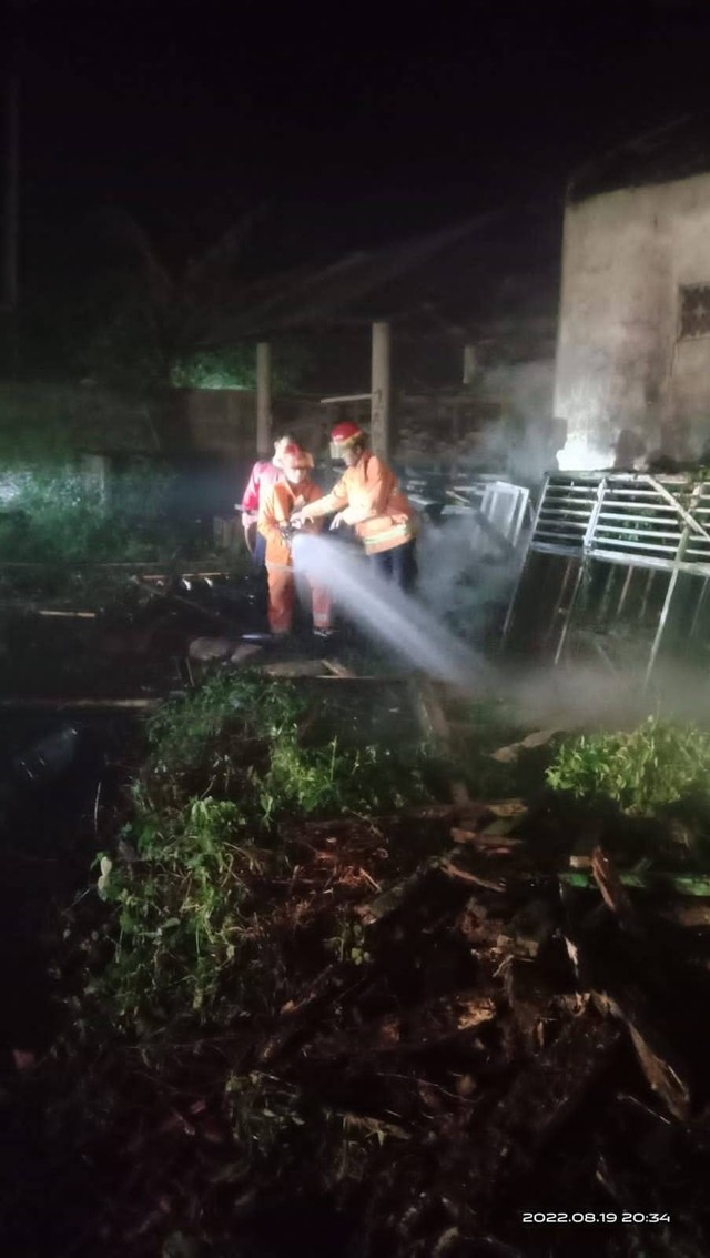 Satu bangunan Pondok Pesantren Tarbiyatul Wildan, Kelurahan Sukamerta, Kecamatan Rawamerta, Kabupaten Karawang hangus terbakar, Jumat (19/8) malam. Foto: Dok. Istimewa