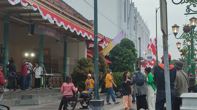 Gambar orang-orang yang berkumpul di pelataran Malioboro dengan bahagia merayakan keragaman dalam masyarakat Indonesia. Sumber Foto: Dokumen Pribadi