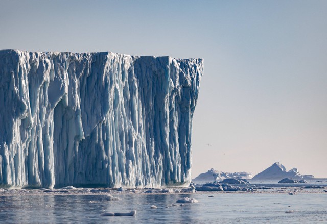 Sebuah gunung es mengapung di Disko Bay, Ilulissat, Greenland barat, 1 Juli 2022. Foto: Odd Andersen/AFP