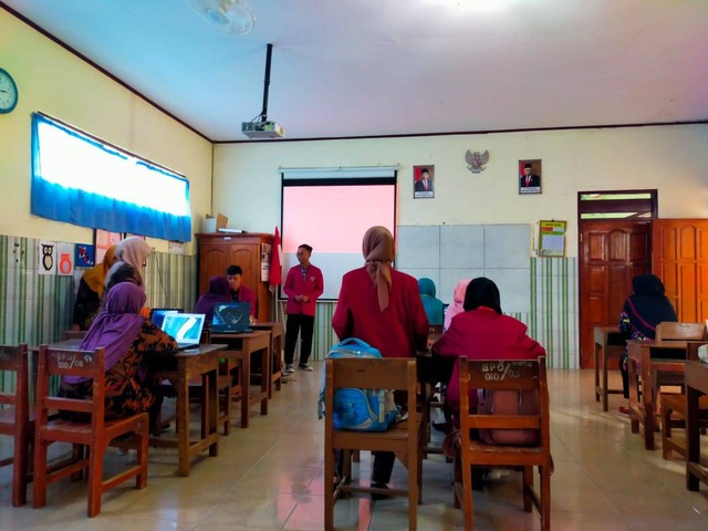 KKN UNISRI - Gelar Pelatihan Pembuatan Video Pembelajaran di SD N 03