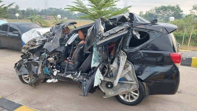 Kondisi Toyota Innova yang mengalami kecelakaan di ruas Tol Batang-Pemalang, Sabtu. Foto: Humas Polda Jateng/Antara
