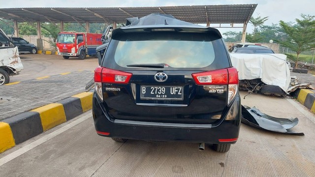 Kondisi mobil innova yang dikendarai ayah Wagub Jatim usai terlibat kecelakaan di Tol Pemalang-Batang. Foto: Dok. Istimewa