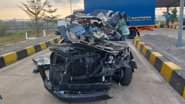 Kondisi mobil innova yang dikendarai ayah Wagub Jatim usai terlibat kecelakaan di Tol Pemalang-Batang. Foto: Dok. Istimewa