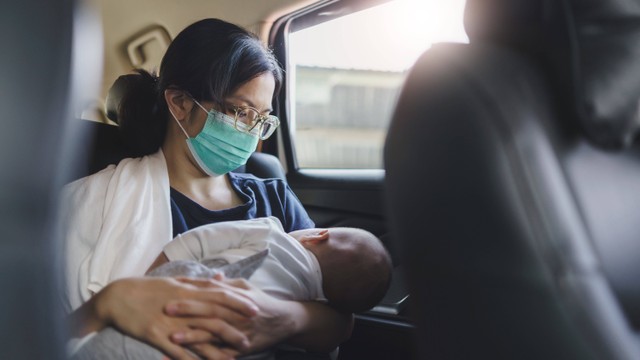 Ilustrasi Ibu dan bayi bepergian dengan mobil. Foto: eggeegg/Shutterstock