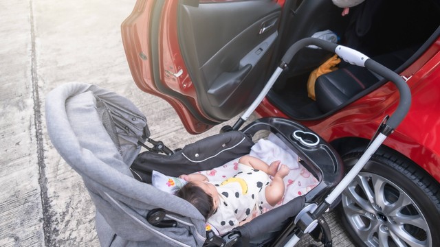 Ilustrasi Ibu dan bayi bepergian dengan mobil. Foto: O P Z Creative/Shuttersttock