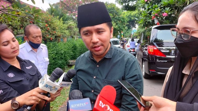 Wakil Gubernur Jawa Timur Emil Dardak di rumah duka Duren Sawit, Jakarta Timur, Sabtu (20/8/2022). Foto: Jonathan Devin/kumparan