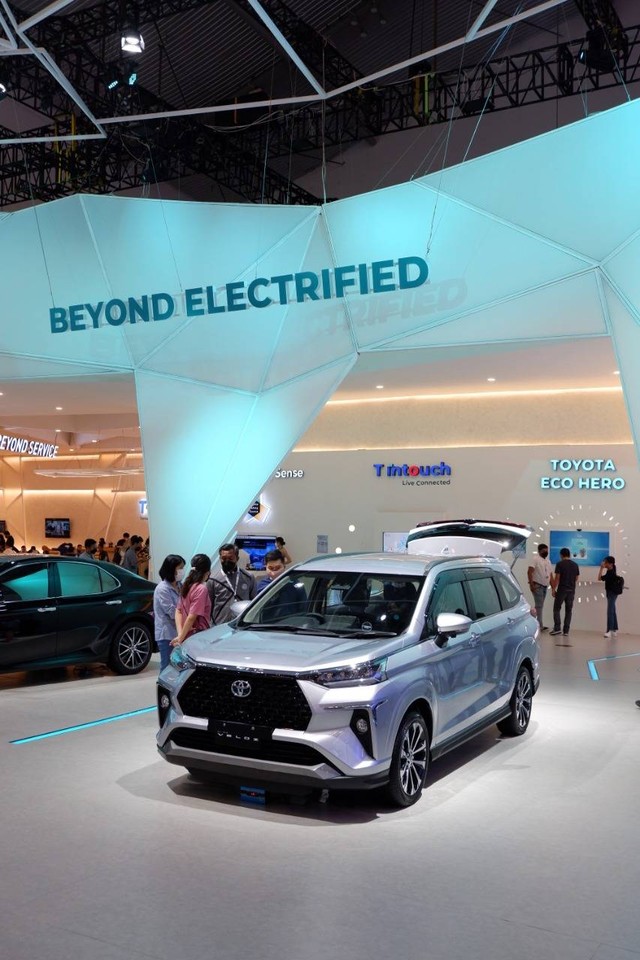 Toyota Veloz 'nyasar' di arena elektrifikasi booth Toyota di GIIAS 2022. Foto: Aditya Pratama Niagara/kumparan